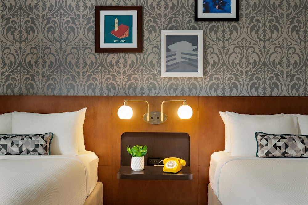 Premium Room, 2 Queen Beds, Accessible (Comm, Roll In Shower) photo 3