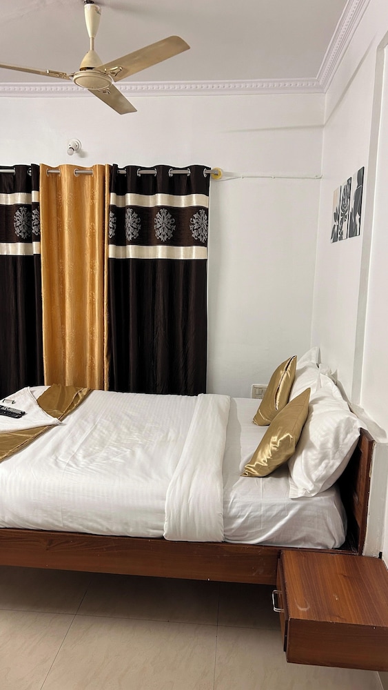 Deluxe Room Non-A/C