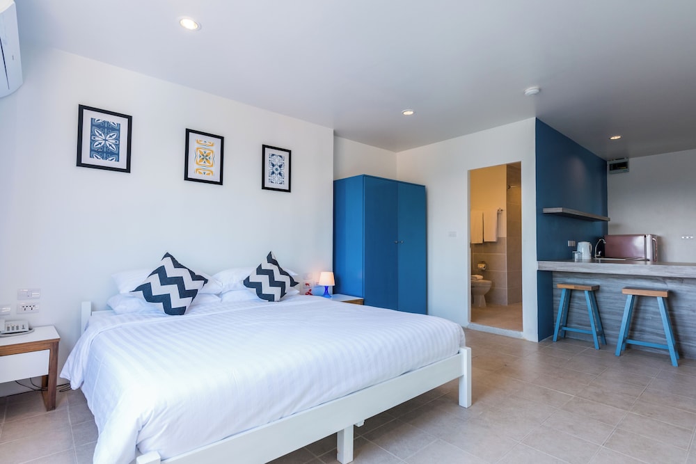 Deluxe Room, 1 King Bed, Pool View (Studio Pool View King) photo 1