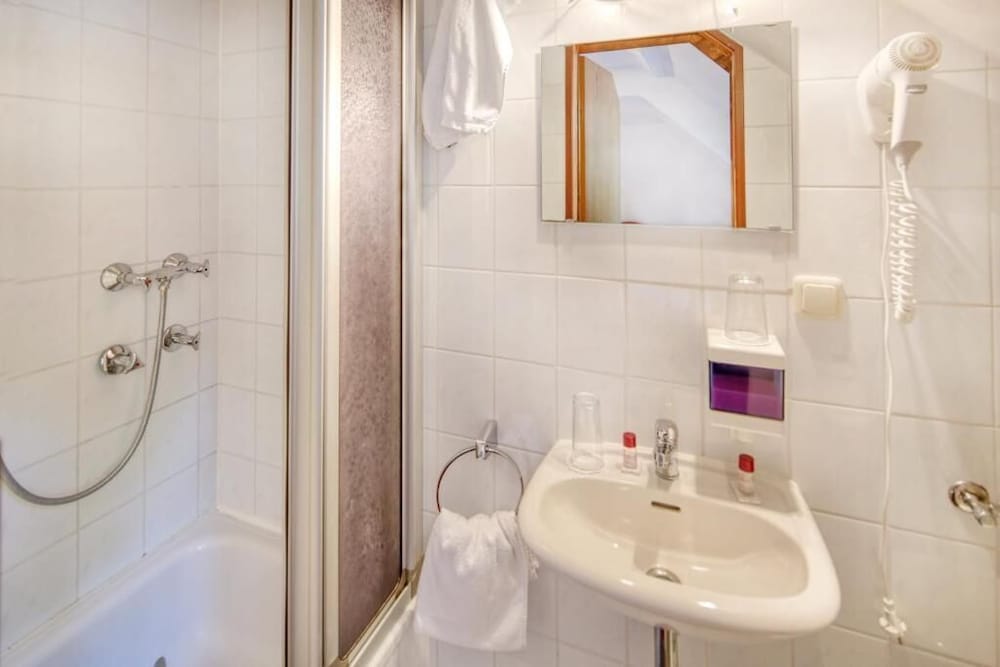 Economy Double or Twin Room, Private Bathroom - Photo 4