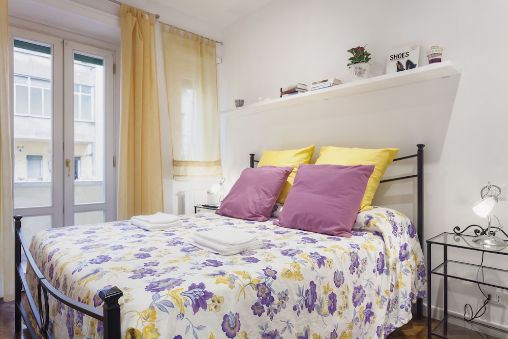 Orange flowers room (Elena)