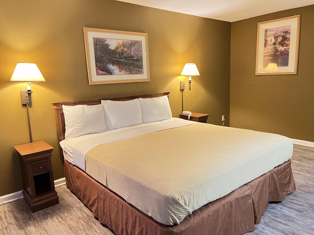 Standard Room, 1 King Bed, Non Smoking - Photo 2