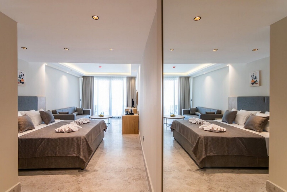 Deluxe Swimup Suite - Photo 10