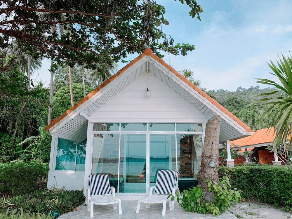 Beachfront Villa photo 2