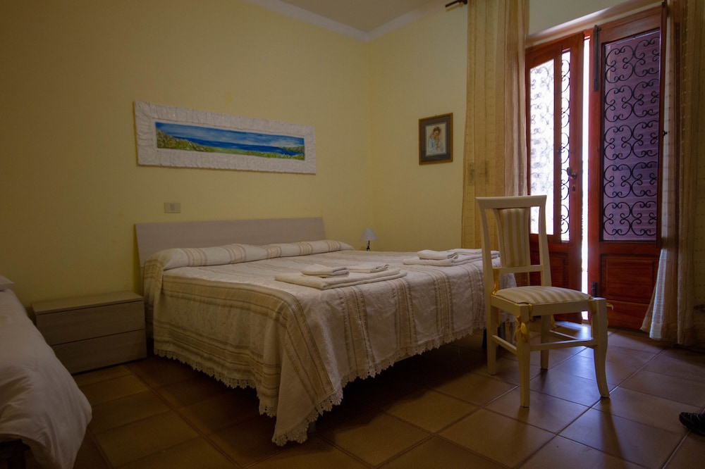 Deluxe Room (2)
