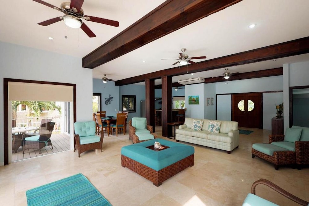Luxury House, 4 Bedrooms, Beachfront photo 1