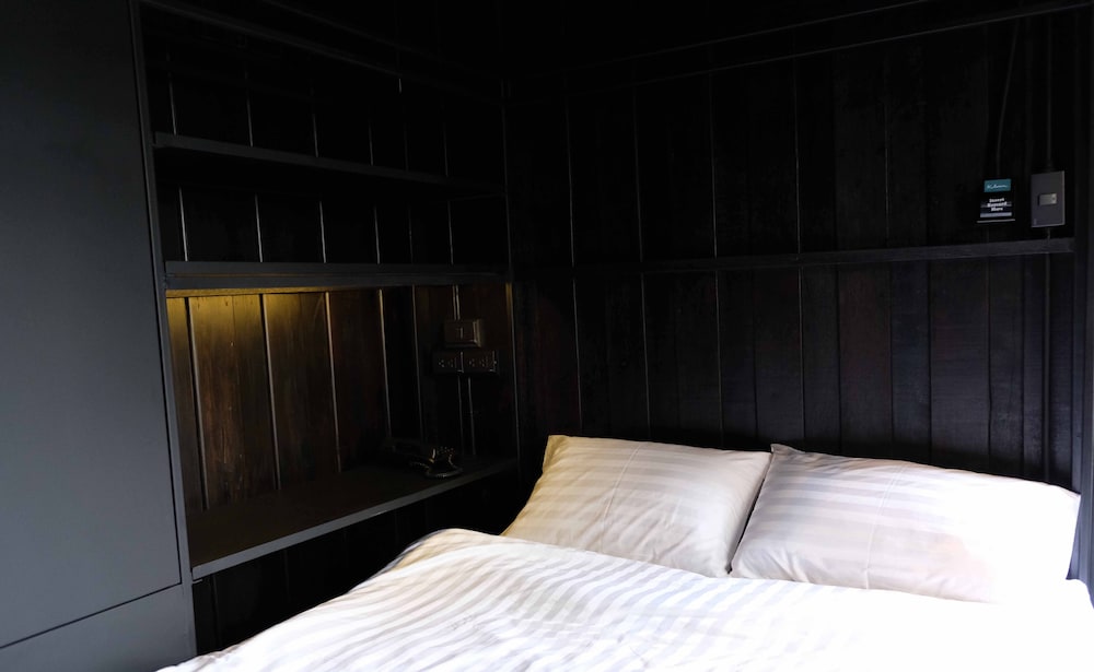 Private Queen Room with Shared Bathroom photo 3