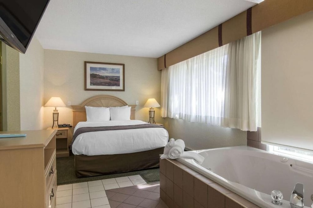 Jacuzzi Suite, Two Queen Beds photo 2