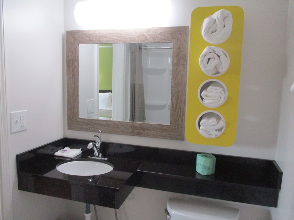 Deluxe Room, 1 King Bed, Non Smoking, Refrigerator & Microwave - Photo 3