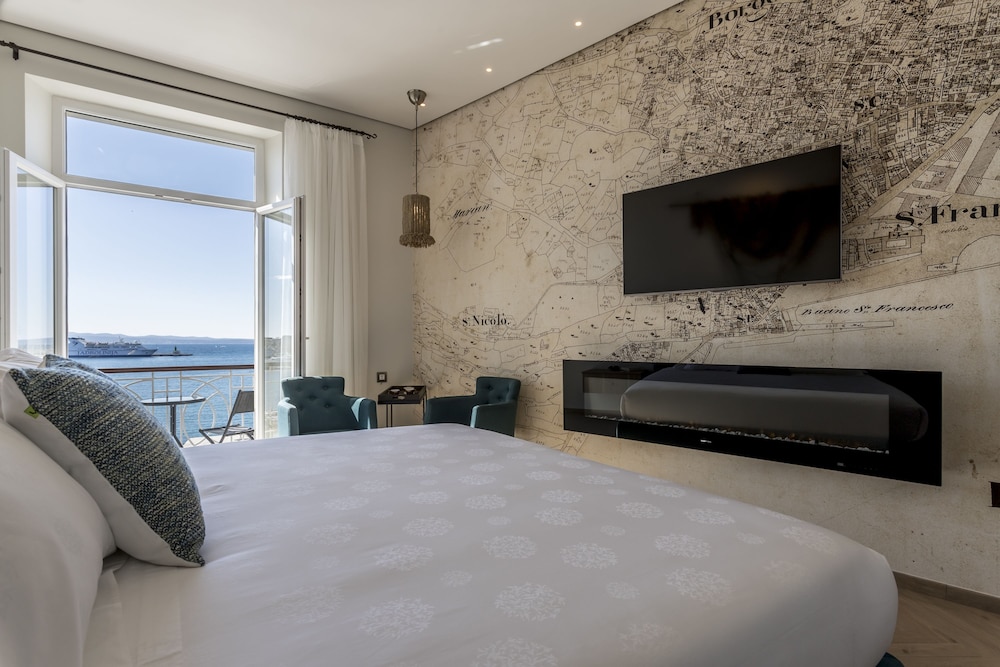 Deluxe Room, Balcony, Sea View photo 2