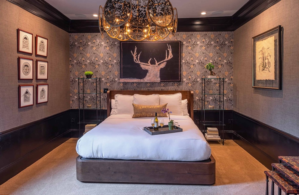 Room, 1 King Bed, Private Bathroom (Briargate Suite) photo 1