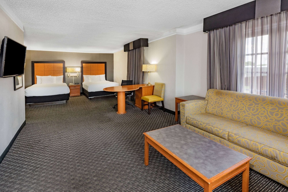 Deluxe Suite, 2 Double Beds, Non Smoking photo 3