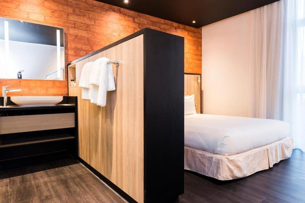 Room, 1 Queen Bed (Cabin) - Photo 4