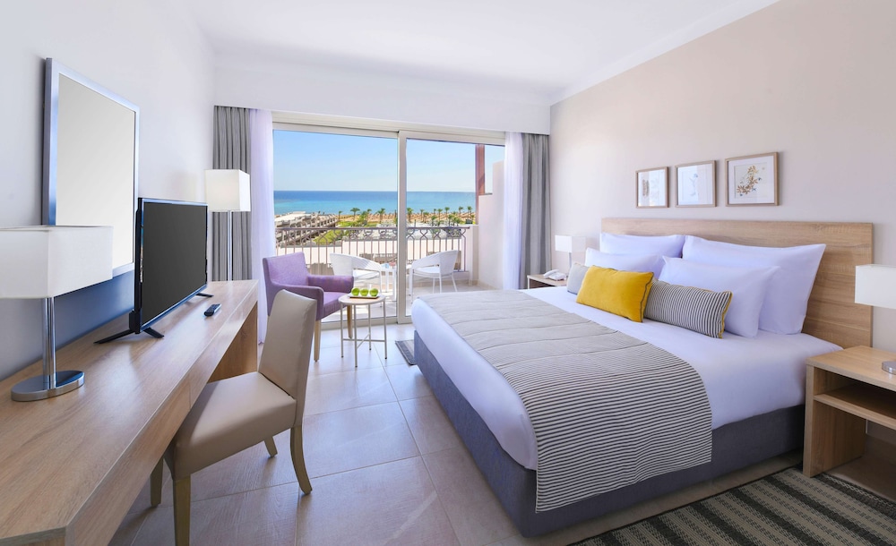 Deluxe Room, 1 Queen Bed, Bay View (Family) - Photo 1