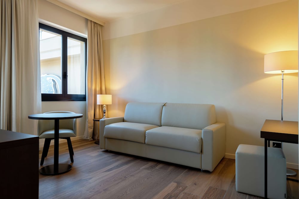 Junior Suite, 1 King Bed thumbnail 5