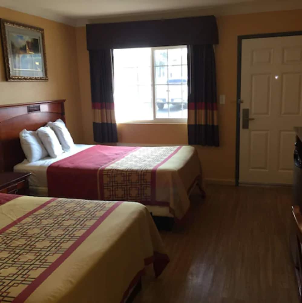 Standard Room, 2 Double Beds, Smoking photo 3