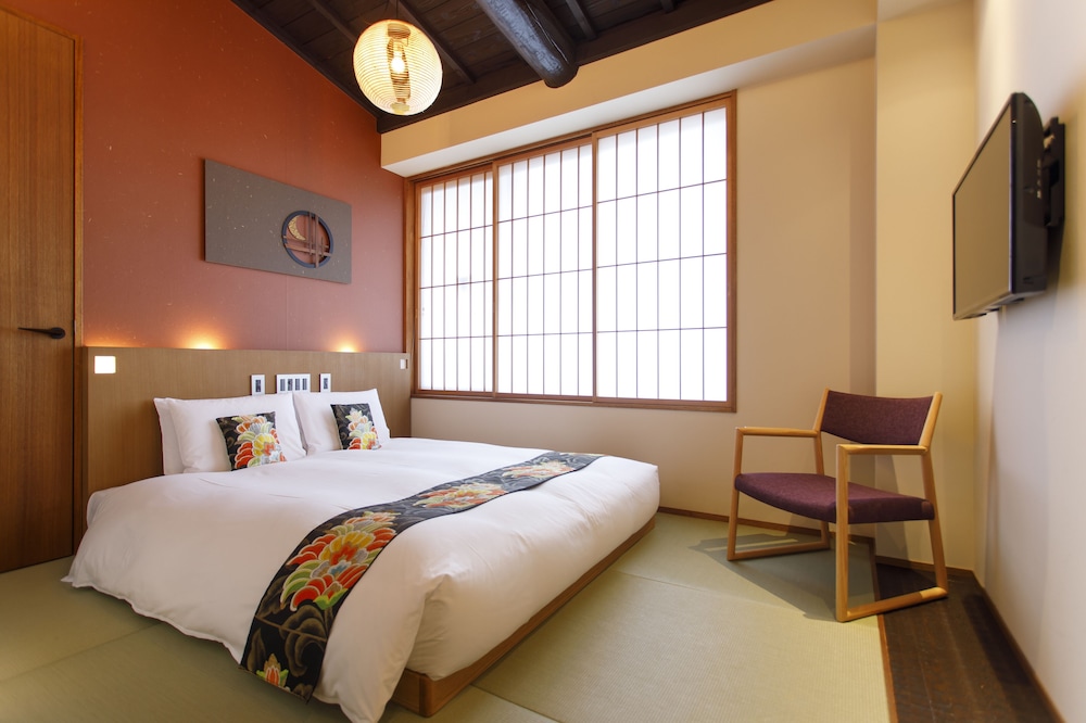 Deluxe Queen Room with Shower, Non Smoking photo 1