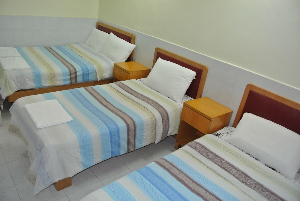 Family Room (1 Double Bed and 2 Single Beds)