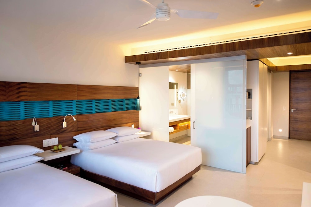 Ada Hyatt Room With 2 Queen Beds And Roll-In Shower