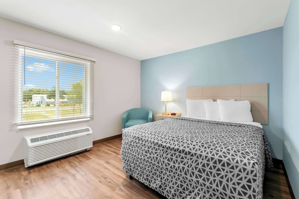 Studio Suite, 1 Queen Bed, Non Smoking (Transfer Shower) photo 2
