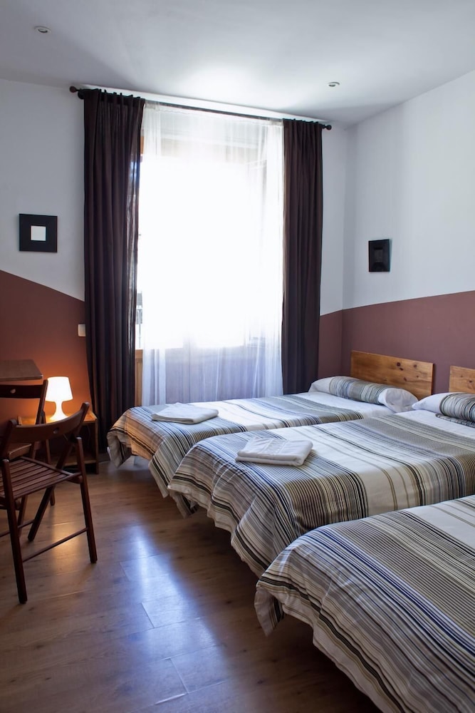 Basic Double Room, Shared Bathroom photo 3