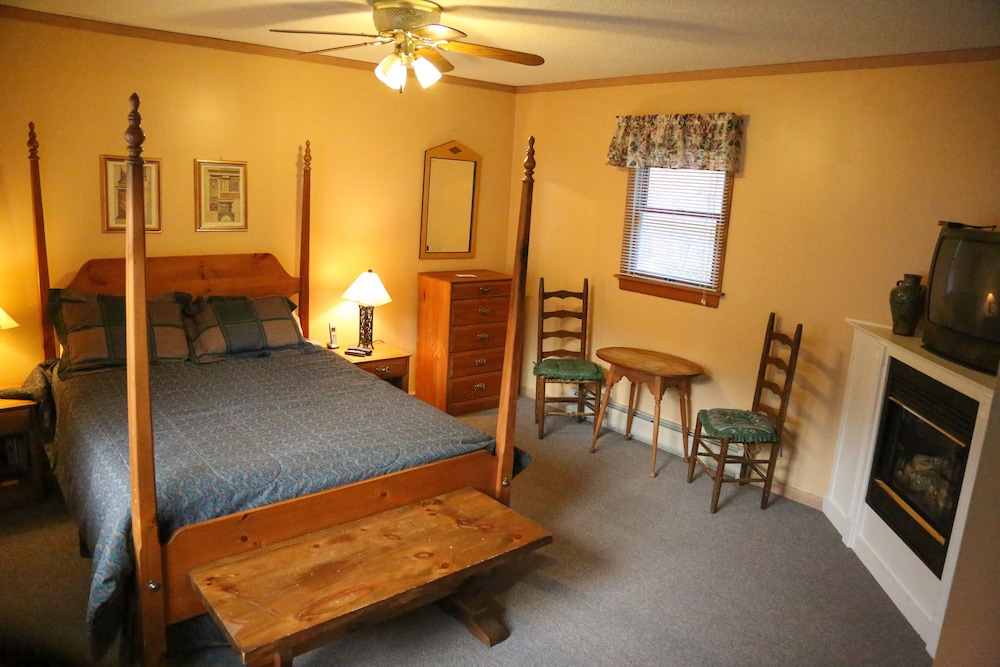 Deluxe Room, 1 King Bed photo 1