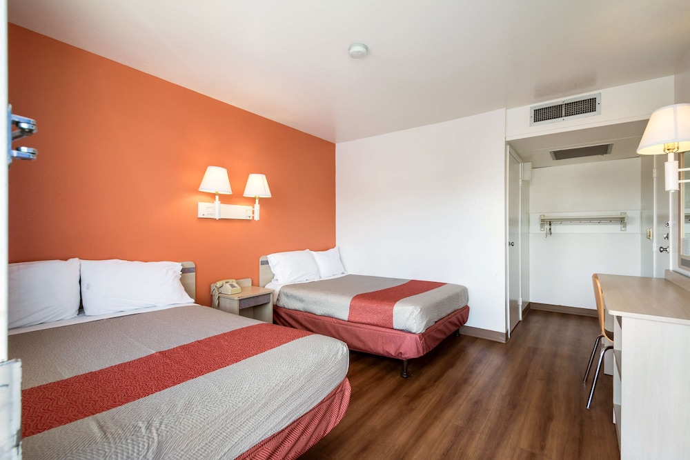 Standard Room, 2 Double Beds, Accessible, Non Smoking - Photo 1