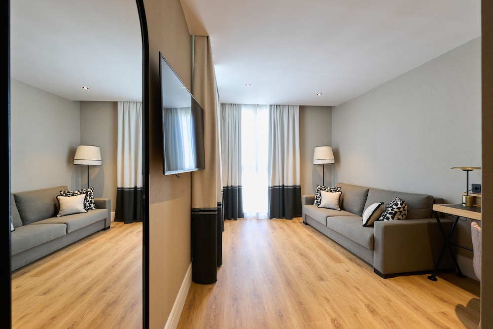 Deluxe Suite, Private Pool thumbnail 6