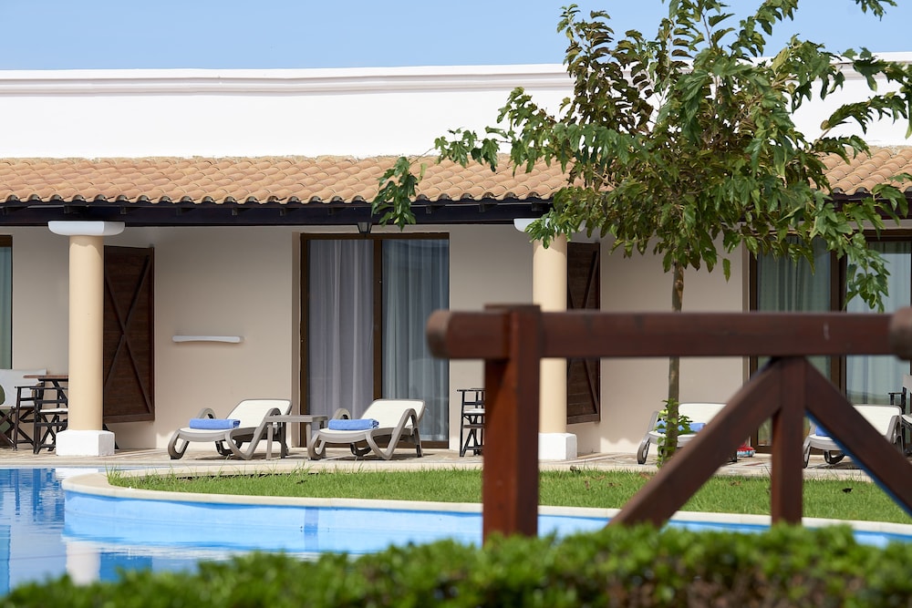 Bungalow (Swim up) - Photo 3