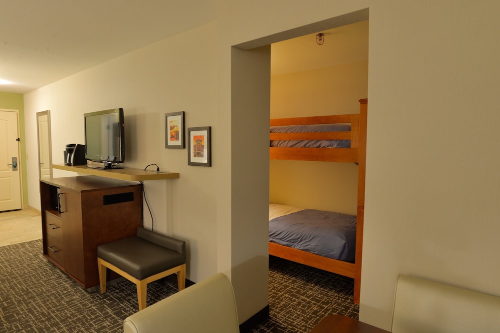 Suite, Multiple Beds - Photo 2