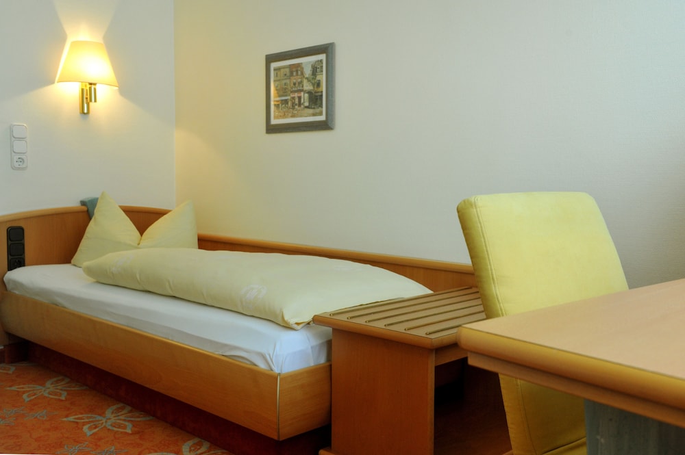 Basic Single Room, Courtyard Area