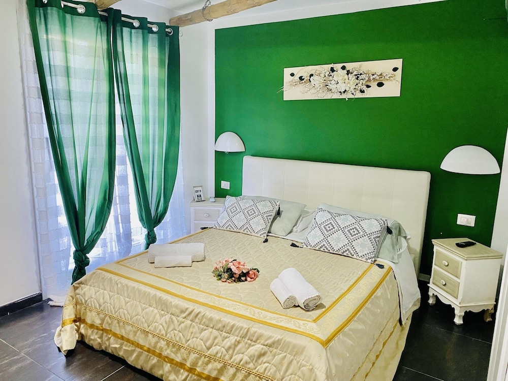 Deluxe Room, 1 King Bed, Accessible, Garden View photo 2