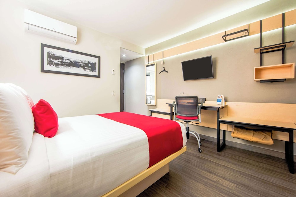 Standard Room, 1 Queen Bed, Non Smoking - Photo 3