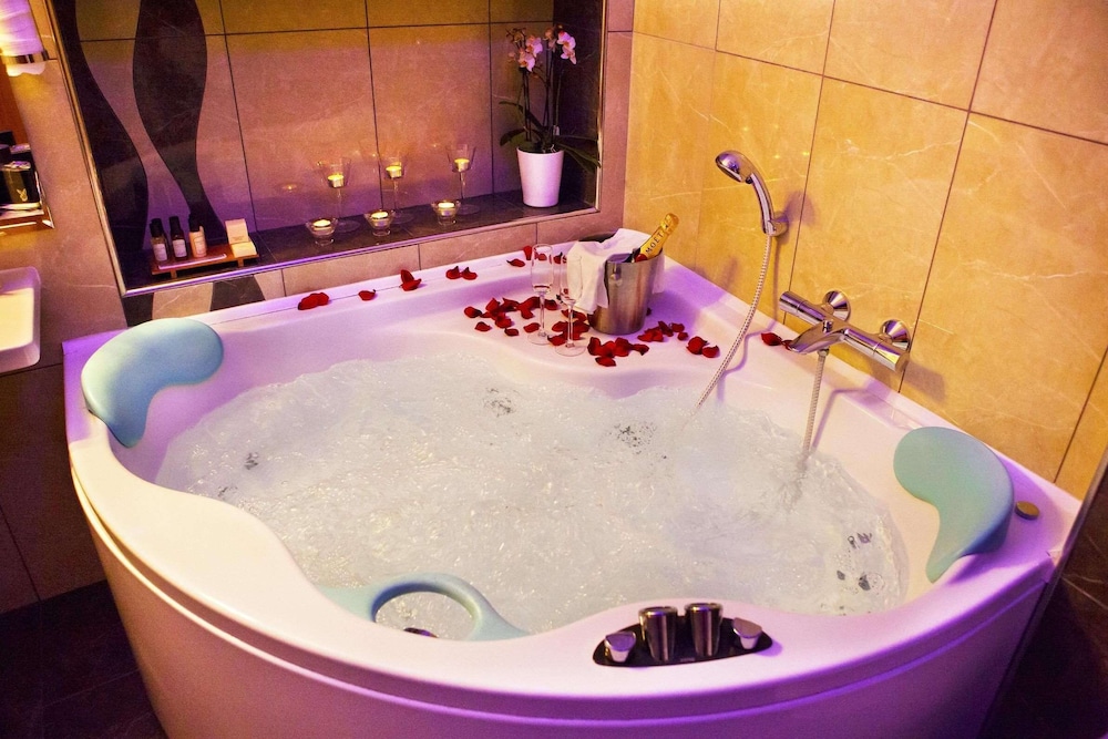 Deluxe Double Room - Photo 9