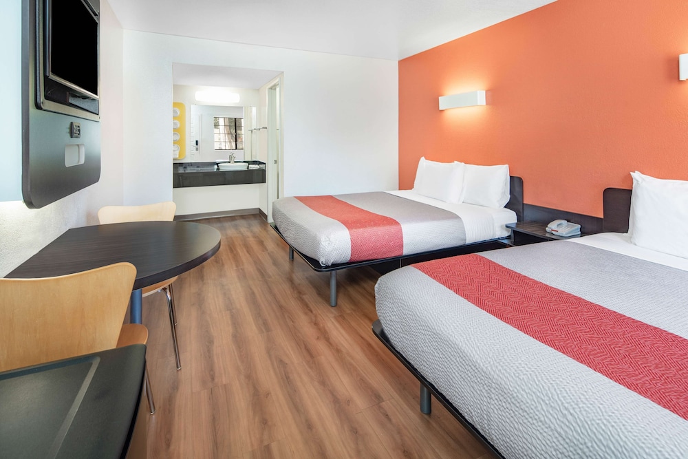 Standard Room, 2 Double Beds, Non Smoking photo 3