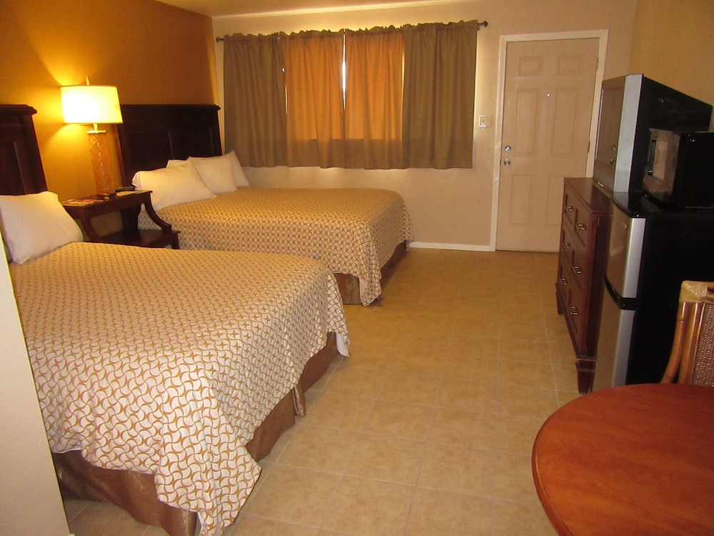 Room, 2 Queen Beds, Smoking photo 3