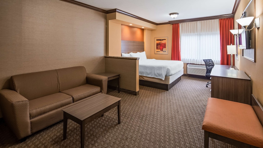 Suite, 1 King Bed, Non Smoking, Refrigerator & Microwave (Living Room;with Sofabed) - Photo 8