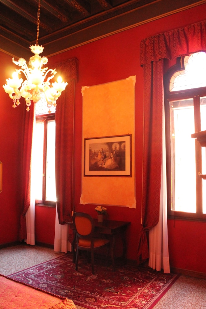 Superior Double Room, Canal View photo 3