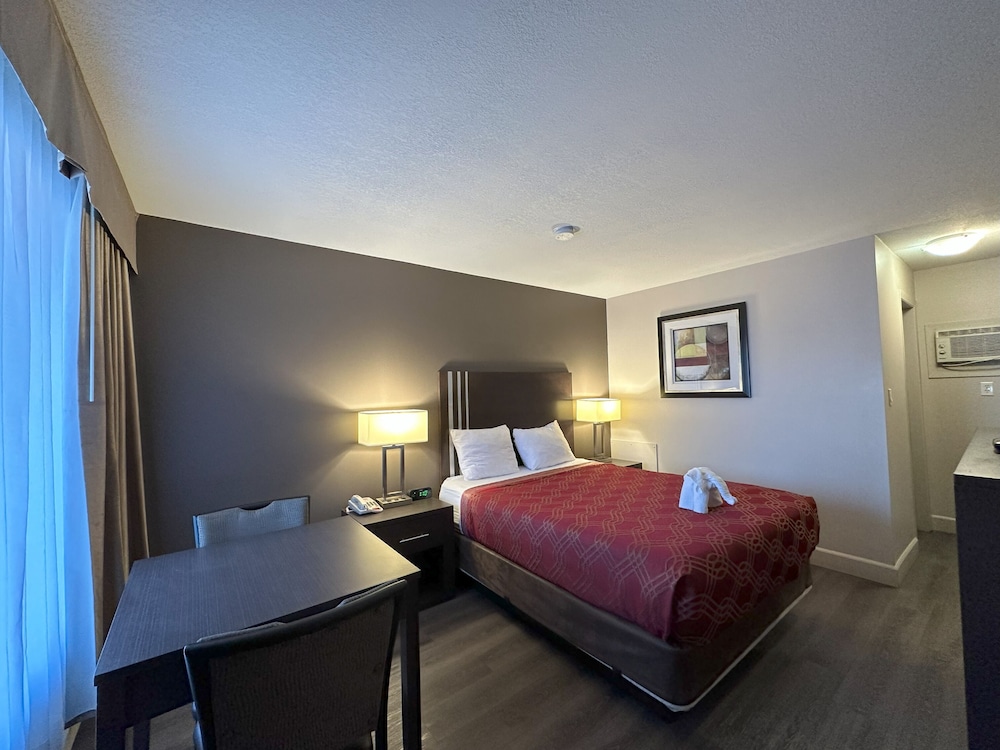 Standard Room, 1 Queen Bed, Non Smoking - Photo 9
