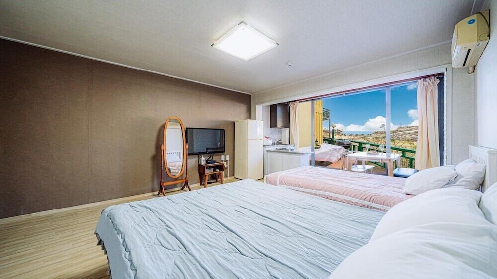 Room (105) photo 1