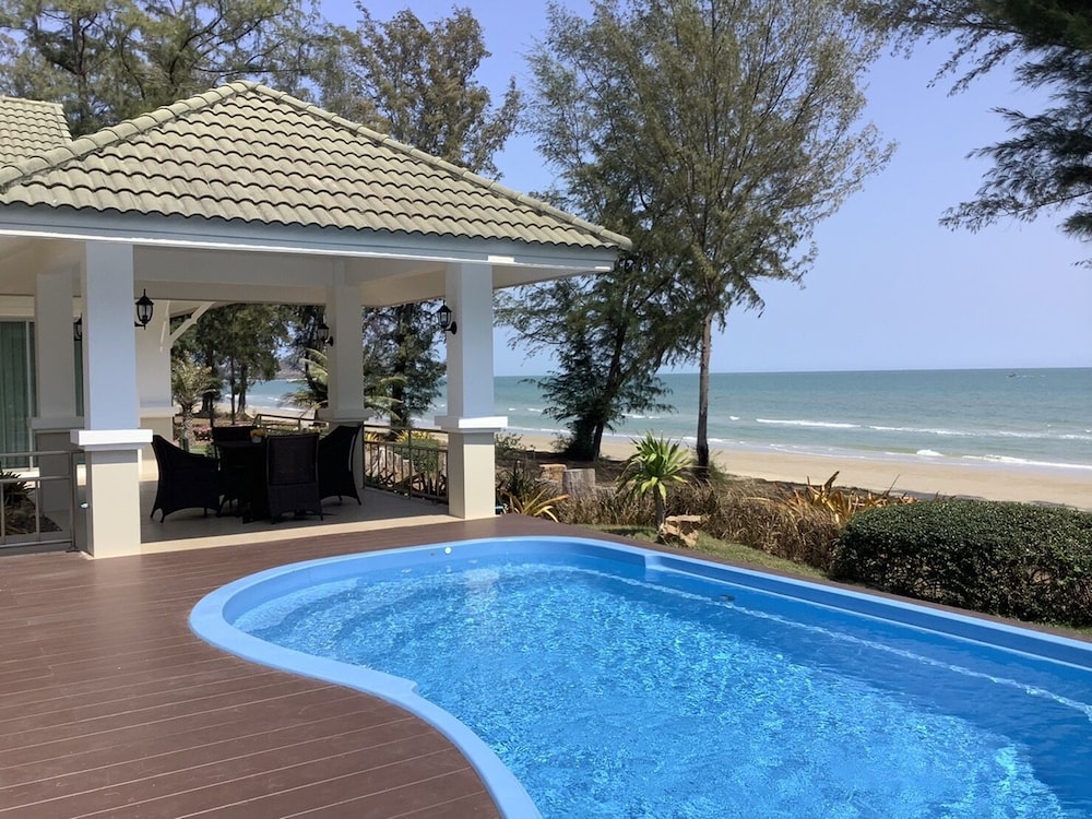两卧室海滩泳池别墅