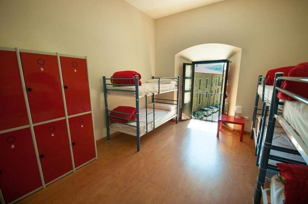 Dormitorio compartido, Dormitorio mixto, Baño compartido (1 cama en una habitación de dormitorio compartido de 6 camas)