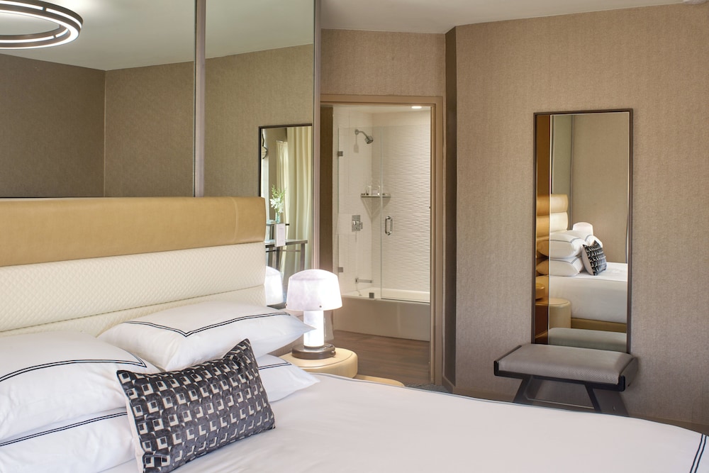 Suite, 1 King Bed, Corner (H1) - Photo 4