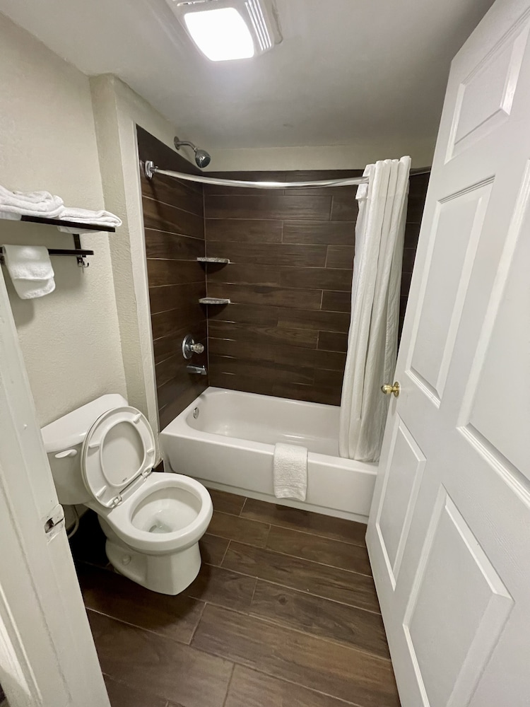 Room, 1 King Bed, Smoking, Jetted Tub photo 3