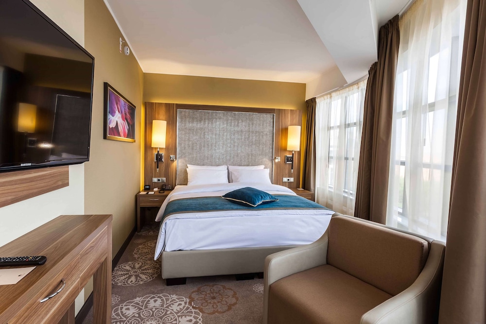 Deluxe Room, 1 King Bed photo 2
