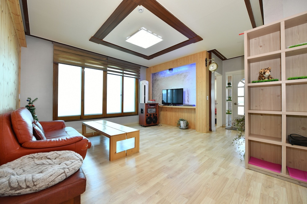 House, 2 Bedrooms photo 2