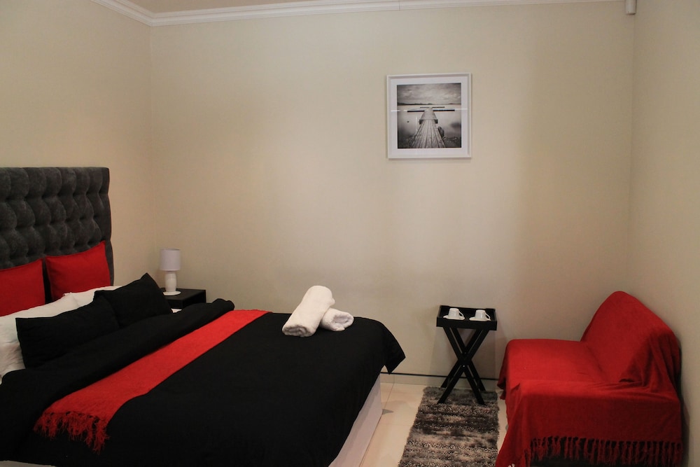 Luxury Double Room, 1 King Bed, Private Bathroom, Ocean View photo 3