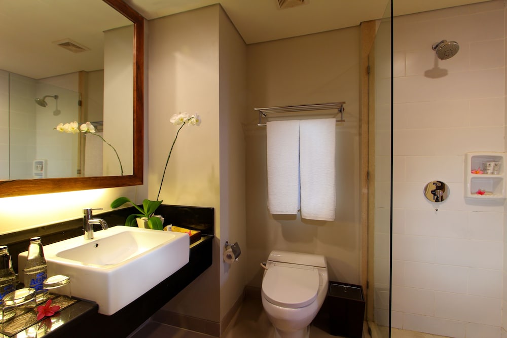 Kirana Suite with Bathtub (Free Welcome Fruit Basket Upon Arrival) photo 3