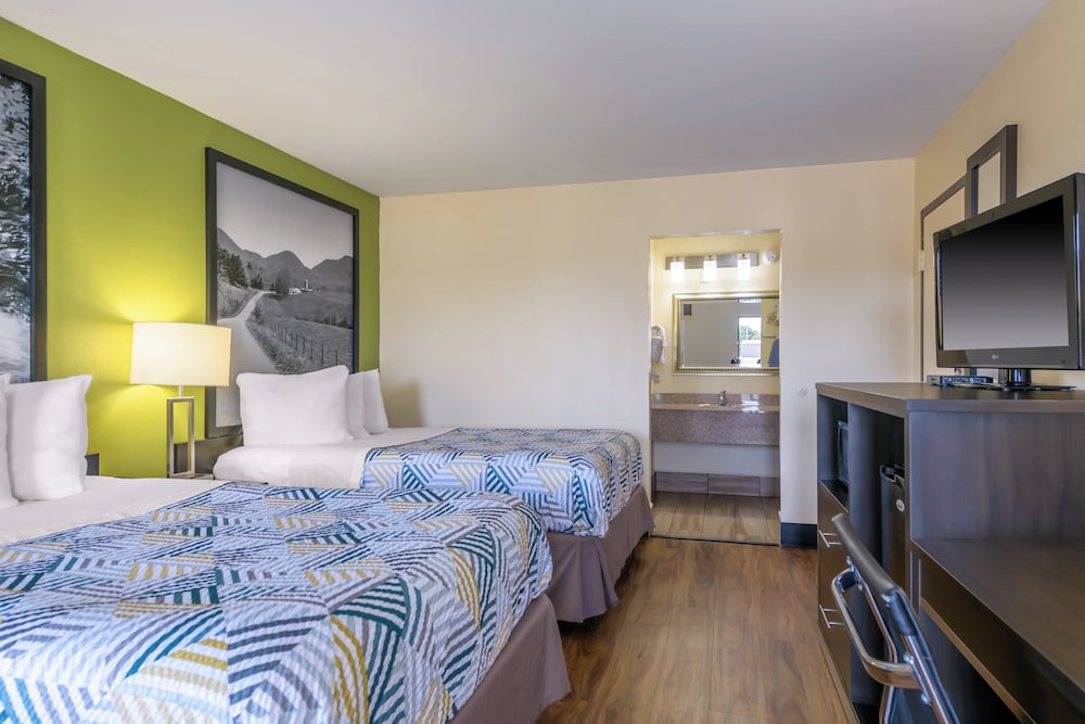 Standard Room, 2 Double Beds, Accessible, Non Smoking photo 2