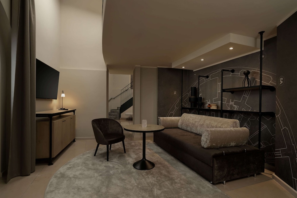 Suite, 1 King Bed (Tower Duplex) thumbnail 5